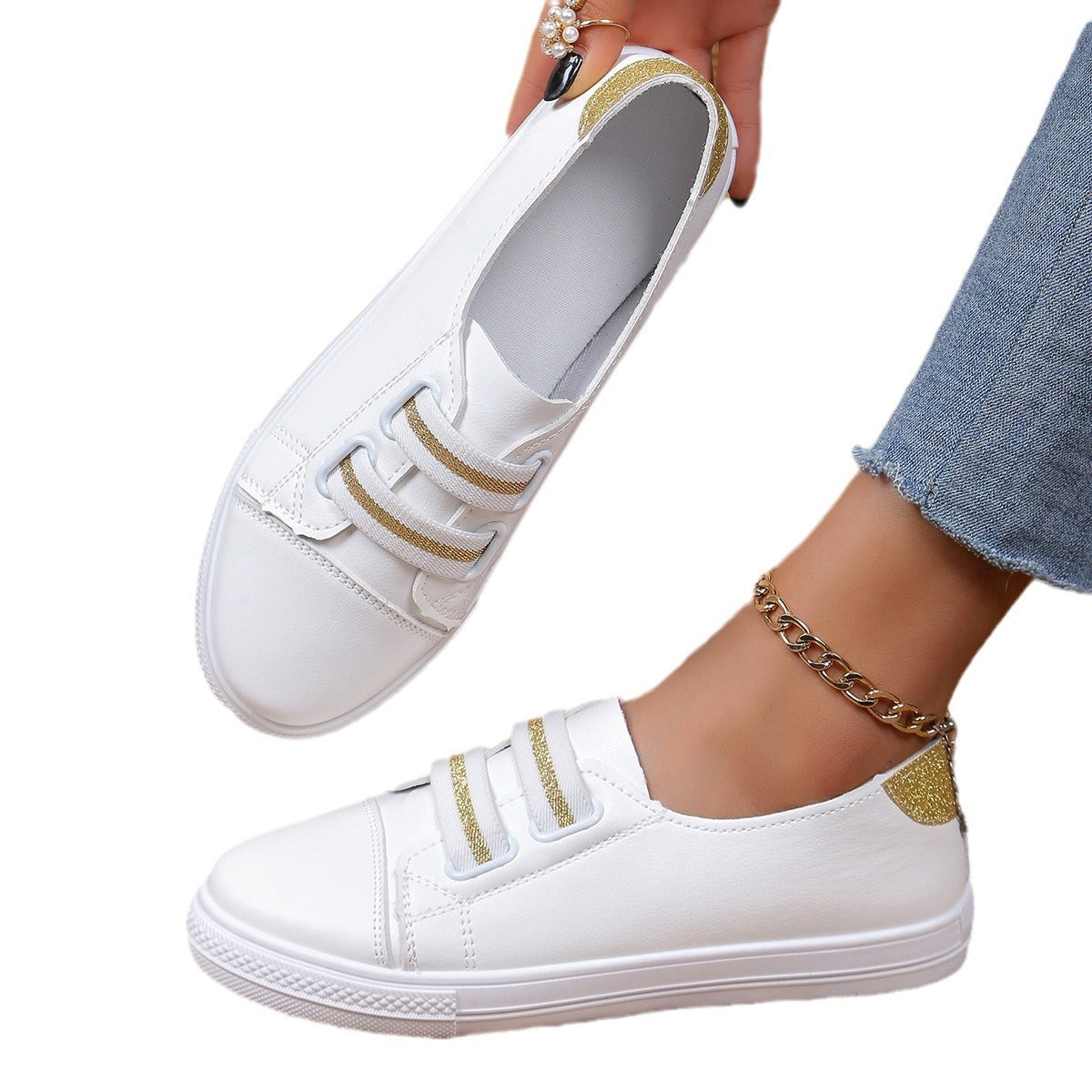 Versatile low-cut white sneakers