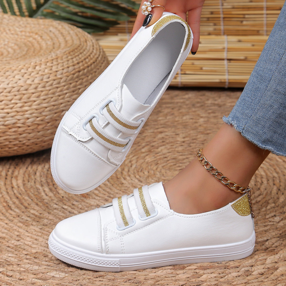 Versatile low-cut white sneakers