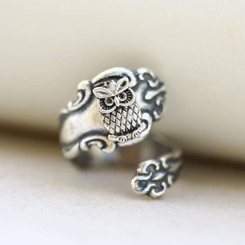 Unisex ring with retro design