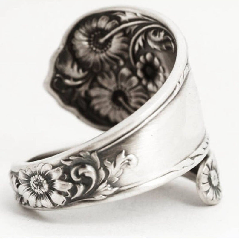 Unisex ring with retro design
