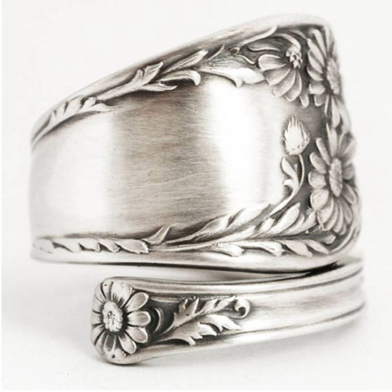 Unisex ring with retro design