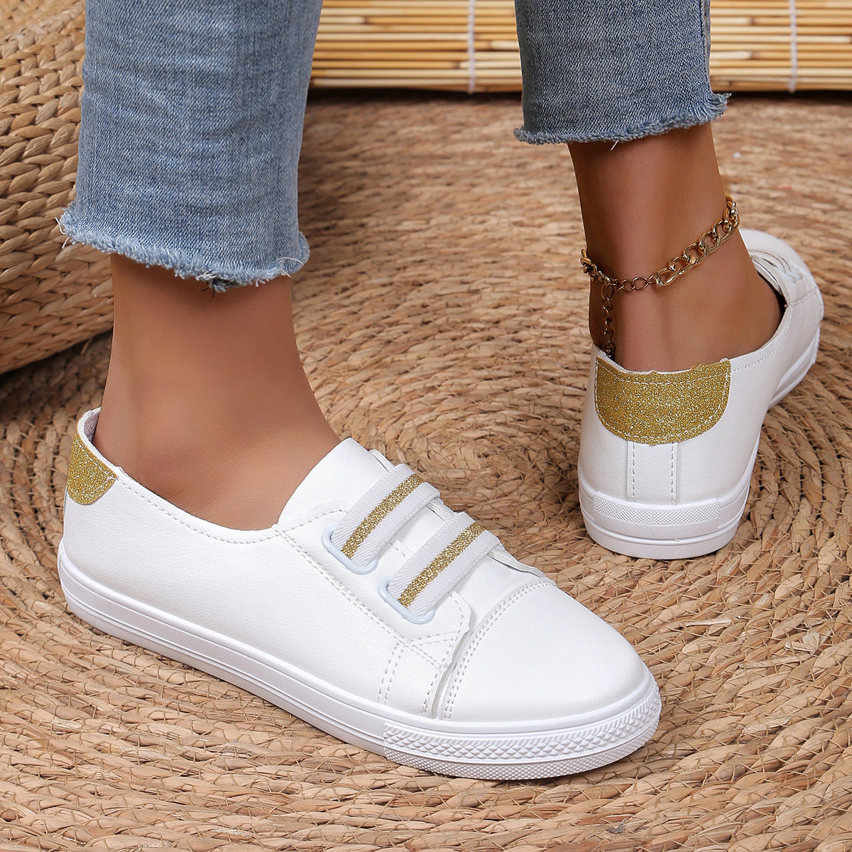 Versatile low-cut white sneakers