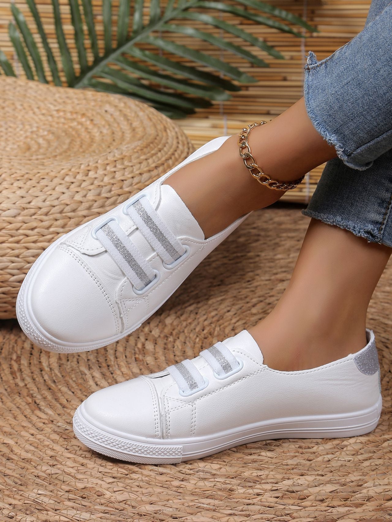 Versatile low-cut white sneakers