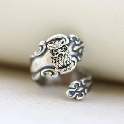 Unisex ring with retro design