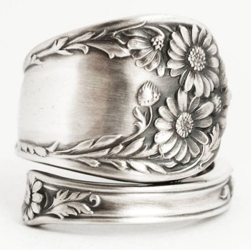 Unisex ring with retro design